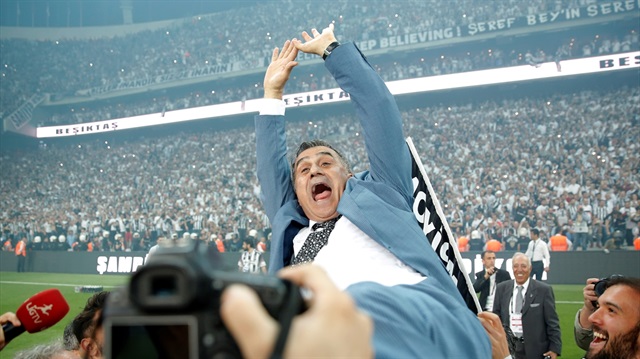 Beşiktaş Teknik Direktörü Şenol Güneş, siyah beyazlıları 8 sene aranın ardından şampiyon yapma başarısı gösterdi. Güneş'in maç sonundaki sevinci yılın en iyi spor fotoğraflarında aday olarak gösterildi.