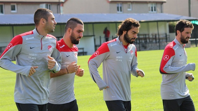 Milli takımın yıldız futbolcuları Burak Yılmaz, Arda Turan ve Selçuk İnan'ın kulüp satın almak istediği belirtildi. 