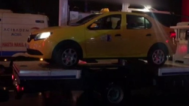 Taksi, polis ekipleri tarafından çekiciyle emniyete taşındı.