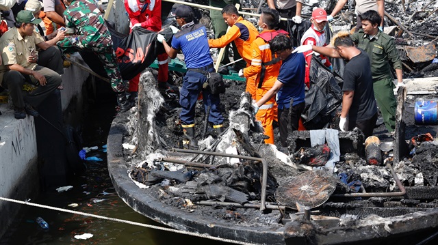 Endonezya'nın başkenti Cakarta'dan 247 kişiyle Tidung Adası'na hareket eden tekne alev aldı. 