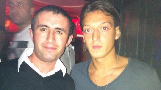 Ortaköy'deki hain saldırıda hayatını kaybeden Kenan Kutluk, çalıştığı mekana gelen Mesut Özil ile de fotoğraf çektirmişti.