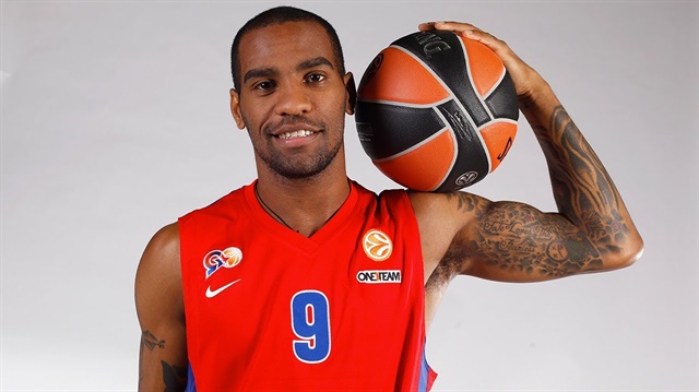 ABD'li basketbolcu Jackson, bir zamanlar Türkiye Basketbol Ligi ekiplerinden Antalya Büyükşehir Belediye takımında forma giymişti.