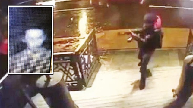 Yüzü kapalı, sırt çantalı teröristin elinde kalaşnikofla kulübe girdiği anlar güvenlik kameraları tarafından böyle görüntülendi.