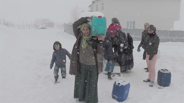 Azıklı köyünün sularının donması sonucu, vatandaşlar çeşmelerden su taşımaya başladı. 