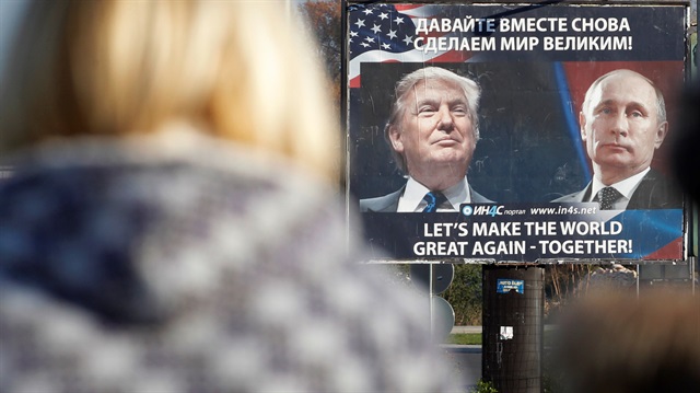 Balkan ülkesi Karadağ'da, Rusya Devlet Başkanı Vladimir Putin ve ABD Başkanı Donald Trump'ın fotoğraflarının yer aldığı bilboardda "Hep birlikte dünyayı yeniden muhteşem yapalım" ifadeleri yazıyor.