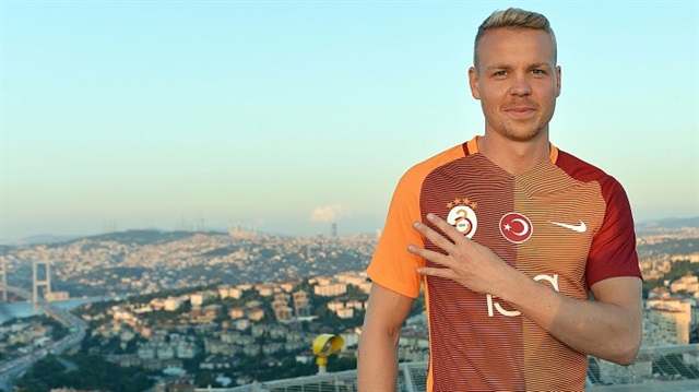 Kolbeinn Sigthorsson Galatasaray'dan 1 yıllık alacağı 1.2 milyon euroya karşılık 400 bin euroyu kabul ederek sözleşmesini feshetmişti. 