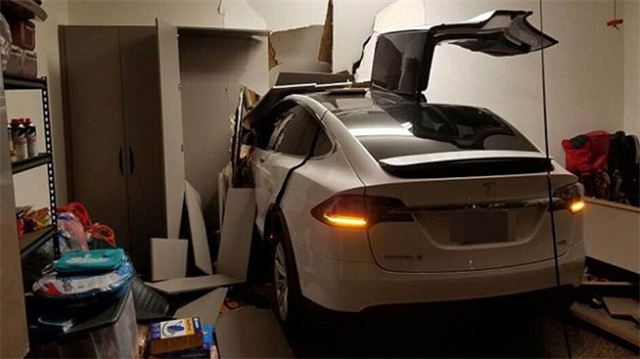 Fotoğrafta garaja park edilmek üzere olan Tesla Model X'in hızlanarak evin duvarına çarptığı görülüyor.
