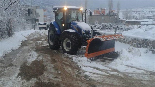 Eruh'u yoğun kar yağışı etkisi altına alırken, yolların kapanmaması adına karla mücadele aracı görevlendirildi.