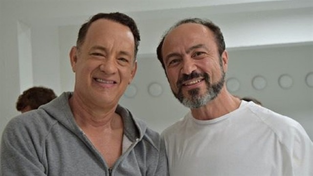 Tom Hanks ve Cihad Abdo'nun birlikte çektirdikleri fotoğraf. 