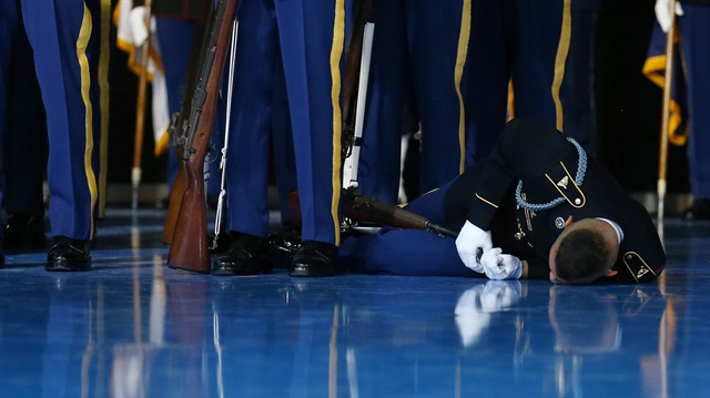 ABD Başkanı Barack Obama veda konuşmasını yaparken, bir asker bayıldı.
