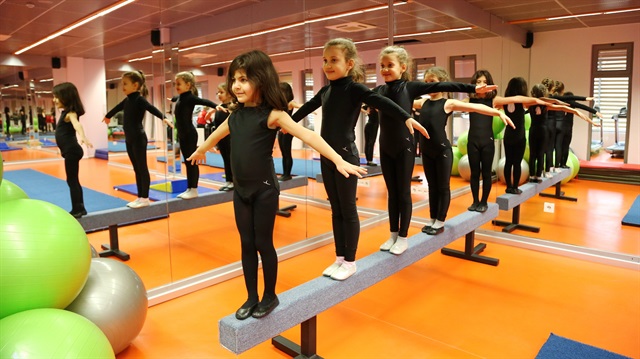 Ücretsiz verilen jimnastik derslerinde çocukların bedensel ve zihinsel gelişimi üzerine odaklanılıyor.