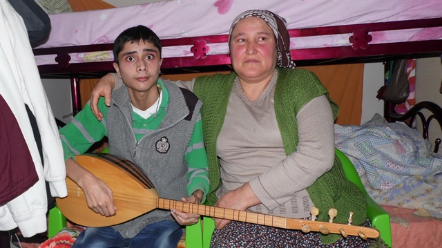 19 yaşında olan Abuzer Döndaş, hastalığı nedeniyle 34 kilo. 