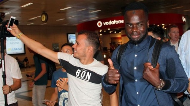 Galatasaray için İstanbul'a gelen Tiote'de sakatlık bulguları tespit edilmiş ve transferinden vazgeçilmişti.