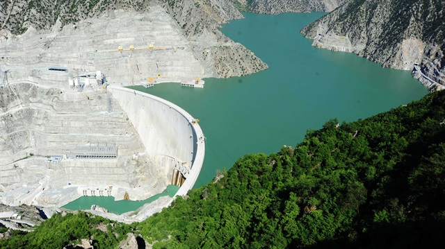  Deriner Barajı, temelden 249 metre gövde yüksekliği ile kendi sınıfında Türkiye'nin en yüksek, Dünya'nın ise 6'ncı en yüksek barajı konumunda yer alıyor.