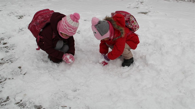 Yoğun kar yağışı nedeniyle başta İstanbul ve bir çok ilde okullar tatil edildi.
