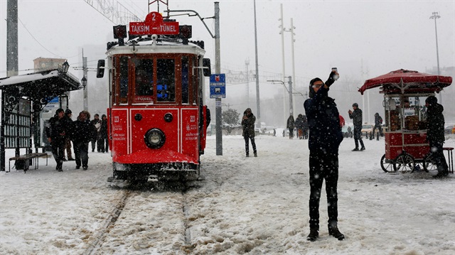 İstanbul'da yoğun kar yağışı nedeniyle okullar tatil edildi. 
