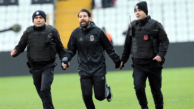 Beşiktaş'ın kaptanlarından Olcay Şahan, çevik kuvvet polisleriyle birlikte siyah beyazlı tribünleri selamlamıştı.