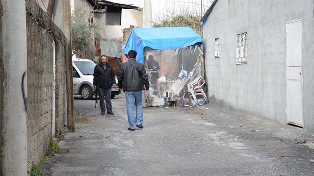 Tarsus'ta bir evde devam eden kazı çalışmaları Özel Harekat polisleri gözetiminde 1,5 aydır devam ediyor. 