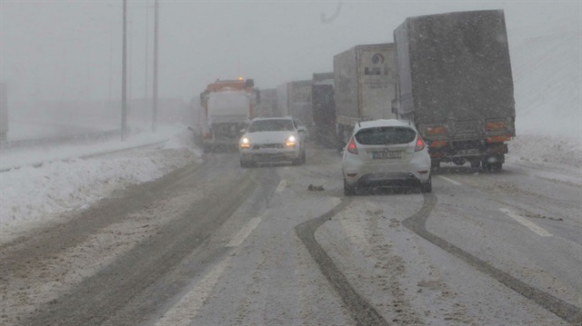İstanbul'da kar yağışı nedeniyle TIR'ların trafiğe çıkışı yasaklandı. 