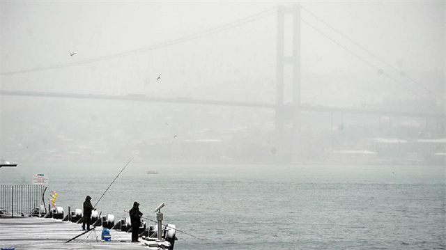 İstanbul Boğazının çift yönlü gemi trafiğine kapatıldığı bildirildi. 