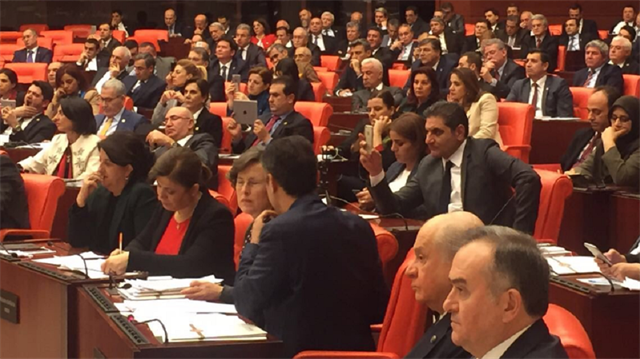Aykut Erdoğdu, elinde telefonla Meclis'te çekim de yaptı.