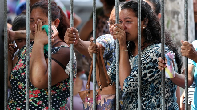 Brezilya'da isyan çıkan hapishanelerde mahkum yakınları endişeli bir şekilde bekliyor.