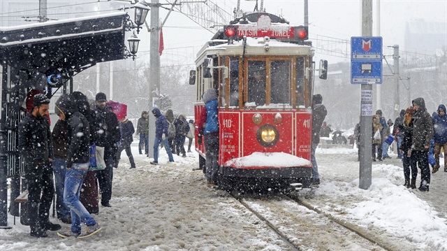 İstanbul'da kar yağışı etkisi yeniden göstermeye başladı. 