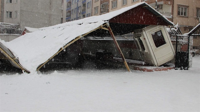 Okulun bahçesinde bulunan metal garaj çatısı, kar birikmesi sonucu orta kısmından ikiye bölünerek çöktü.