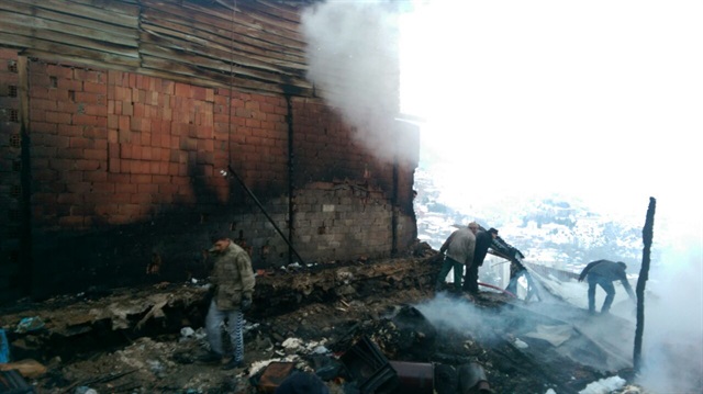 Karaman'da çıkan yangında baba ve 2 kızı hayatını kaybetti. 