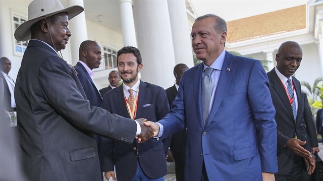 Cumhurbaşkanı Recep Tayyip Erdoğan, Doğu Afrika ziyaretinin ilk durağı Uganda'da, Cumhurbaşkanı Yoweri Museveni tarafından Entebbe'de bulunan Cumhurbaşkanlığı Sarayı'nda resmi törenle karşılandı.