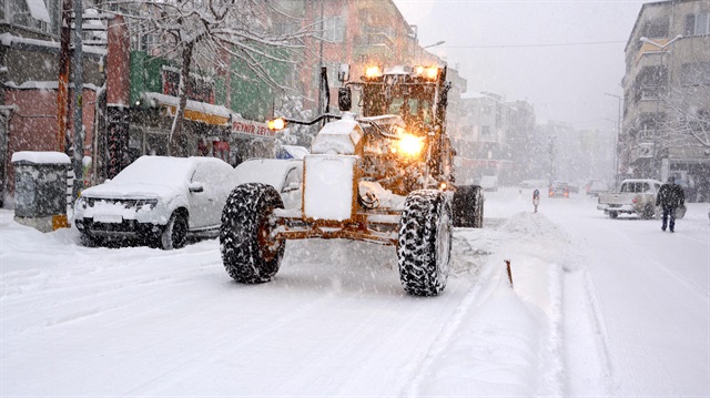 Antalya'nın Korkuteli, Elmalı ve Akseki ilçelerinde yoğun kar yağışı etkili oluyor. 