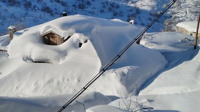 Bozkır ilçesinin Aslantaş Mahallesi'nde kar kalınlığı 2,5 metreye kadar ulaştı. 