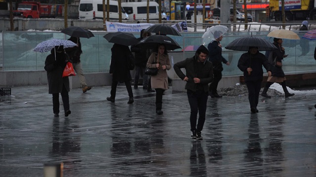 İstanbullular bu sabah yağmur sürpriziyle karşılaştı. 