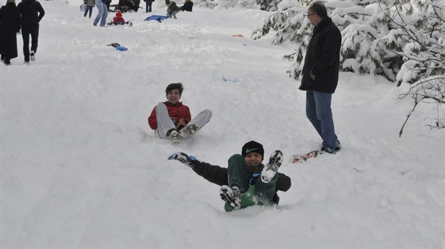 Yoğun kar yağışı nedeniyle okullar tatil edildi. 