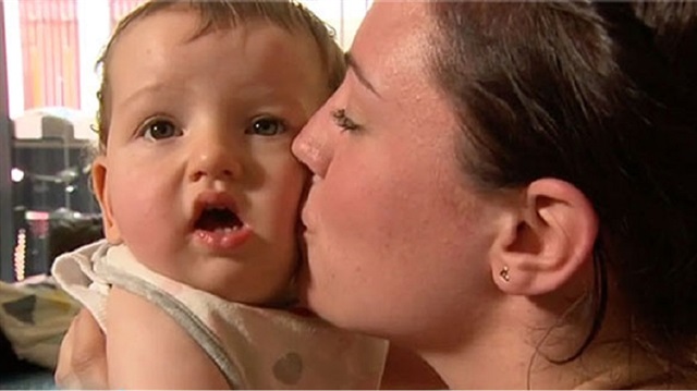 Annesinin dudağındaki uçuktan virüs  kapan bebek felç geçirdi. 