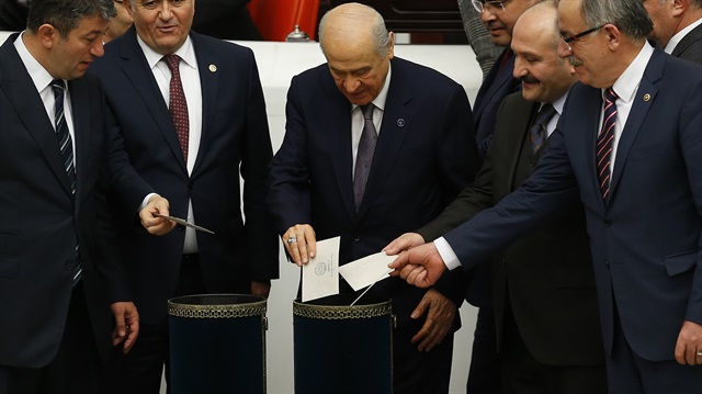 MHP Lideri Devlet Bahçeli, Anayasa değişikliği teklifinde oyunu kullandı.