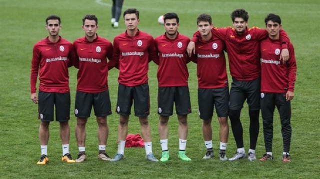 Galatasaray 19 yaşındaki Soner Gönül'le profesyonel sözleşme imzaladı. (Sağda)