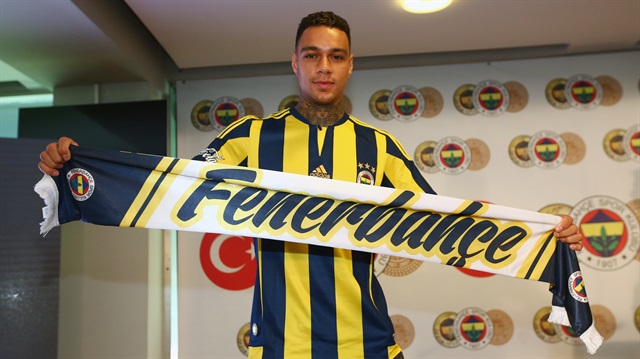 Van der Wiel sezon başında Gökhan Gönül'ün yerine transfer edilmiş ancak beklentileri karşılayamamıştı.  