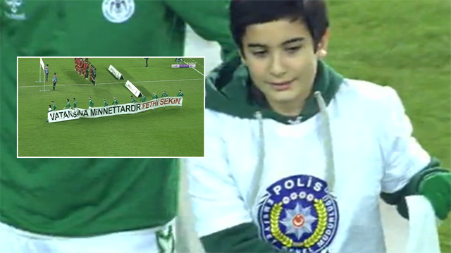 Şehit polisimiz Fethi Sekin'in oğlu  Burak Tolunay Sekin, Konyaspor-Galatasaray maçı öncesinde sahaya, babası için hazırlanan pankartla çıktı. 