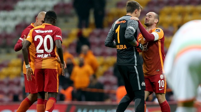 Galatasaray'ın yıldızı Sneijder, gelecek hafta oynanacak Karabükspor maçında forma giyemeyecek.