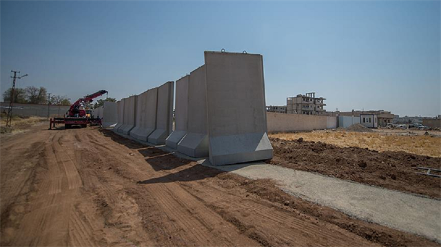 Sınıra modüler beton duvar örülmeye devam ediyor.