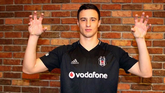 Hırvat futbolcu Mitrovic Beşiktaş'la 3,5 yıllık sözleşmeye imza atmıştı.
