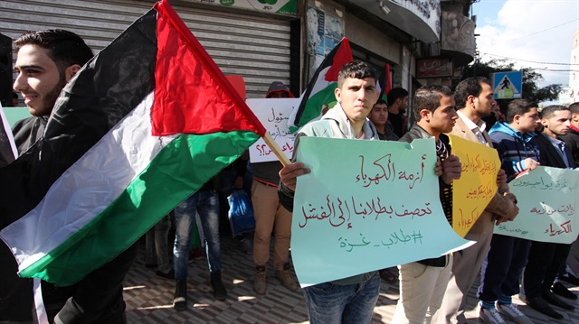 Gazze'de son haftalarda sıklıkla yaşanan elektrik kesintileri protesto edildi.