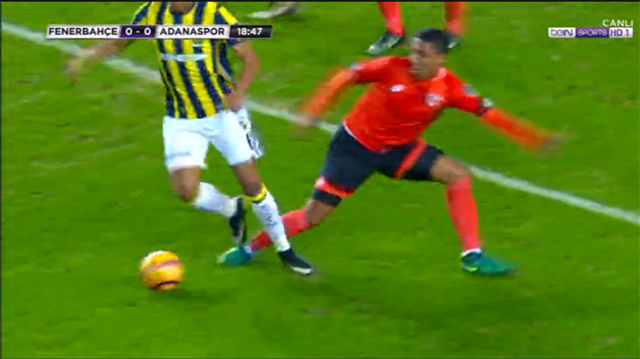 Fenerbahçelilerin 17. dakikada penaltı beklediği pozisyon. (Görüntü, Bein Sports'tan alınmıştır.