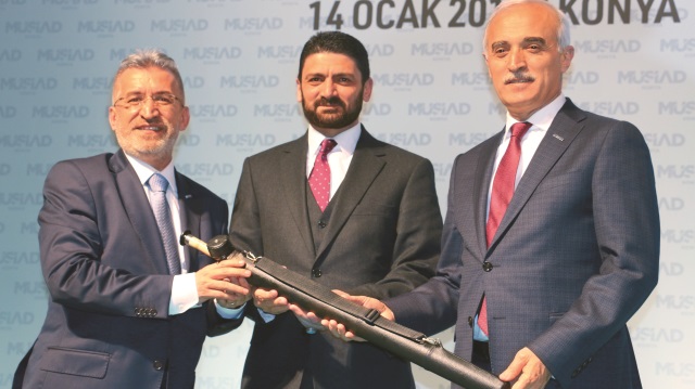 MÜSİAD Genel Başkanı Nail Olpak, KKTC Ekonomi ve Enerji Bakanı Sunat Atun’a ney hediye etti.