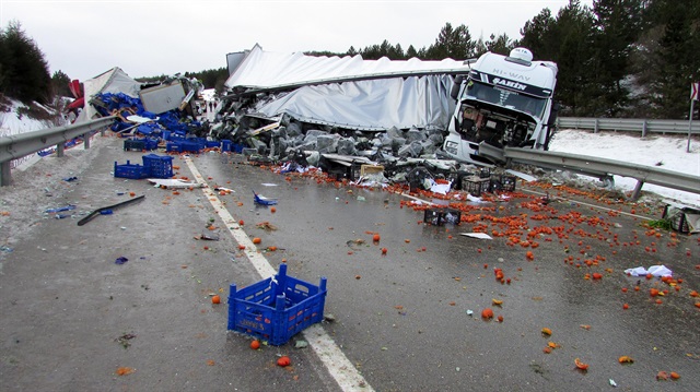 11 aracın karıştığı kaza sonrası kapanan yol, ekiplerin çalışmasının ardından yeniden trafiğe açıldı.