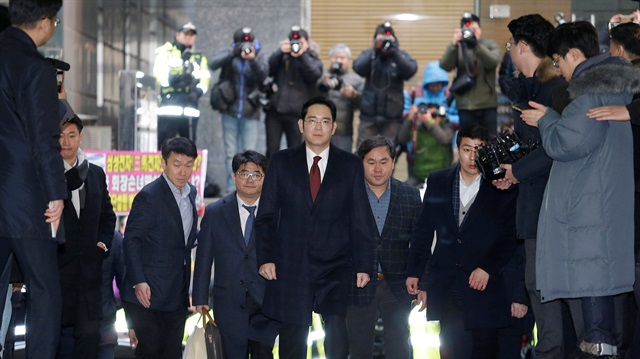 Jay Y. Lee, vice chairman of Samsung Electronics, arrives to be questioned in Seoul