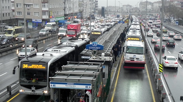 Metrobüs trafiğini kilitleyen arıza