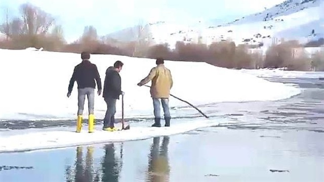 Bayburt'ta 3 kişi buzdan sal yapıp nehrin karşısına geçti. 
