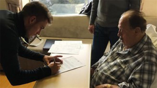 81 yaşındaki İlhan Cavcav yeni transfer Bady'e hastane odasında sözleşme imzalattı.